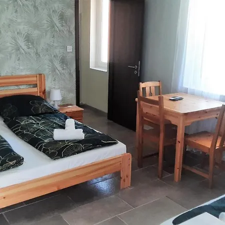 Zoeldhaz Panzio B&B 기에네스디아스