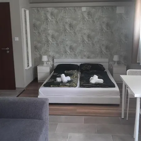 Bed & Breakfast Zoeldhaz Panzio Gyenesdias