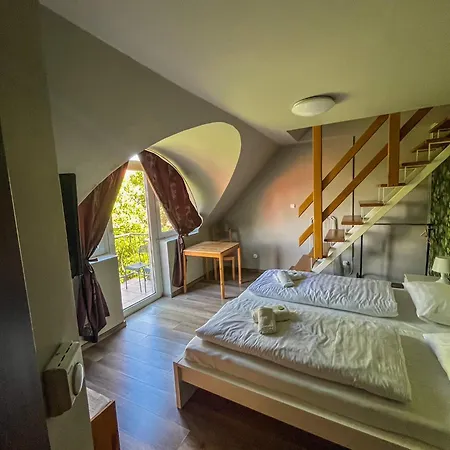 Zoeldhaz Panzio B&B 기에네스디아스